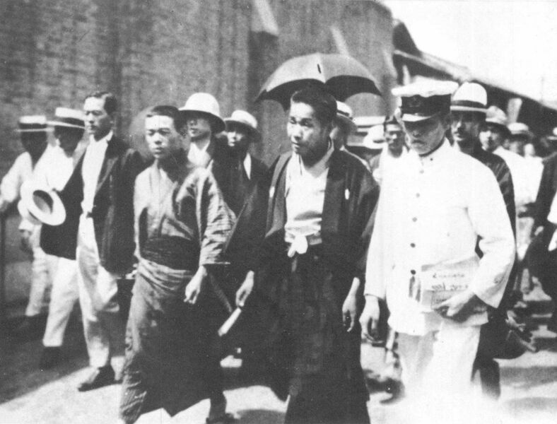 ファイル:刑務所へ向かう王仁三郎.jpg