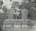 本宮山に再建された二基の石碑.jpg