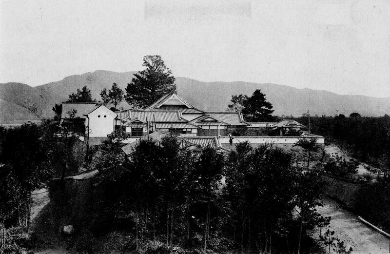 ファイル:光照殿全景（天恩郷）（絵葉書）.jpg