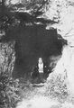 高熊山岩窟に静坐される出口聖師（昭和10年）.jpg