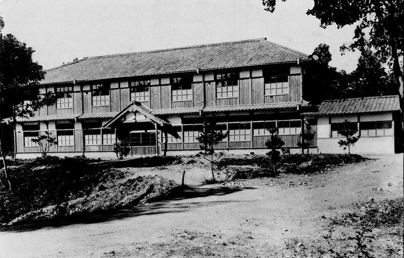 ファイル:大本宿舎第一安生館（天恩郷）（絵葉書）.jpg